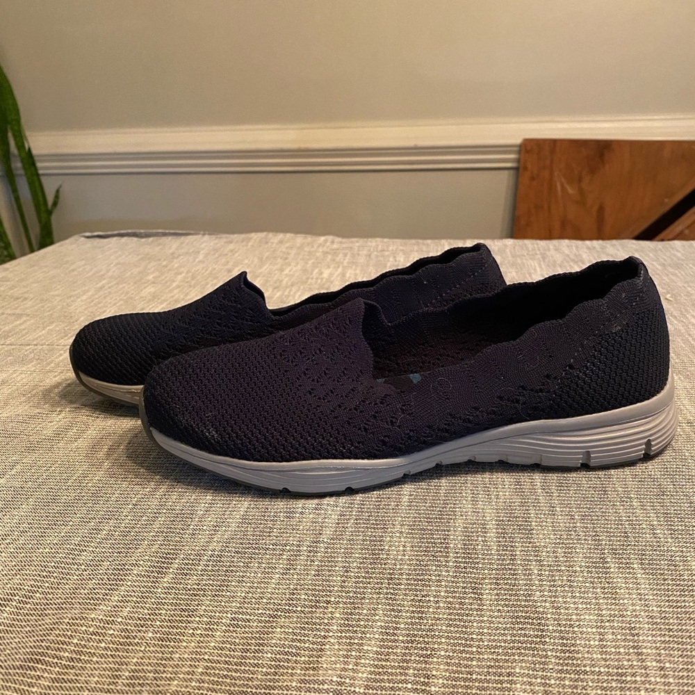 Sketchers 8 memory foam slip on navy blue shoes!